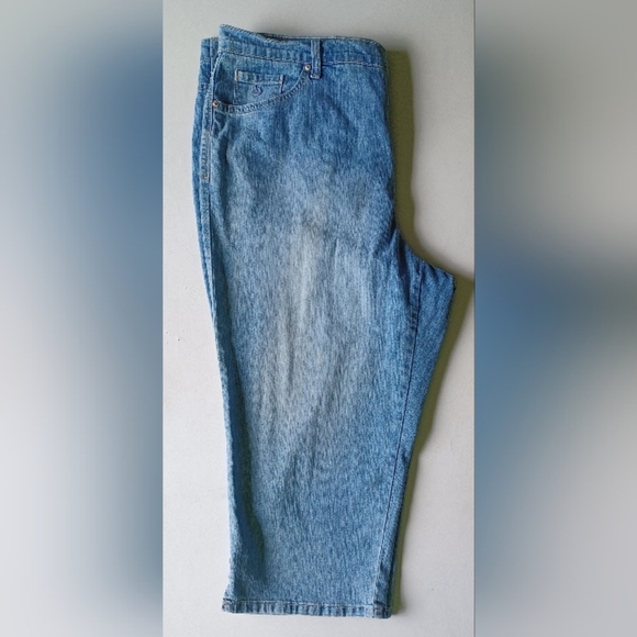 A Gloria Vanderbilt Amanda All-Around Slimming Effect Capri Denim Jeans - Picture 3 of 8